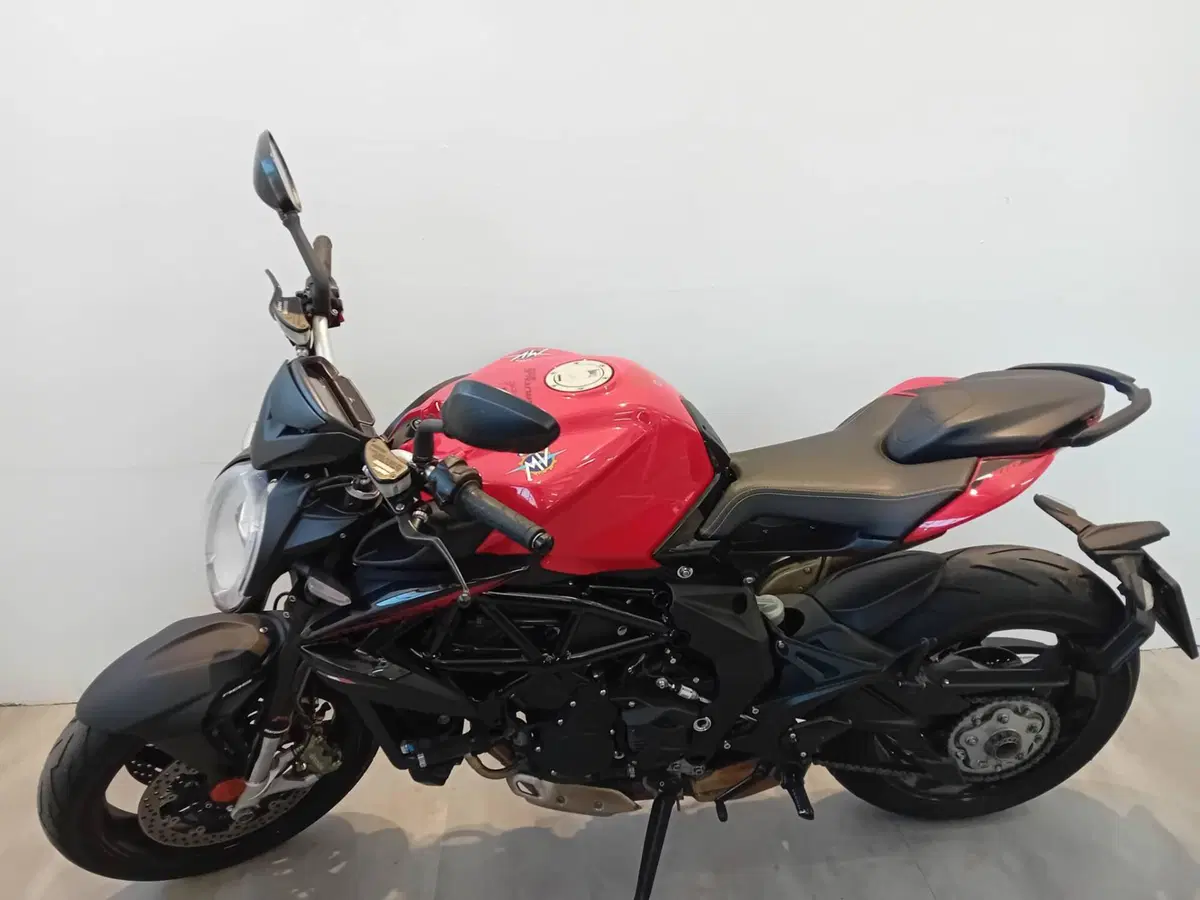 MV Agusta Brutale 800 Rosso (2021 - 23) (2)