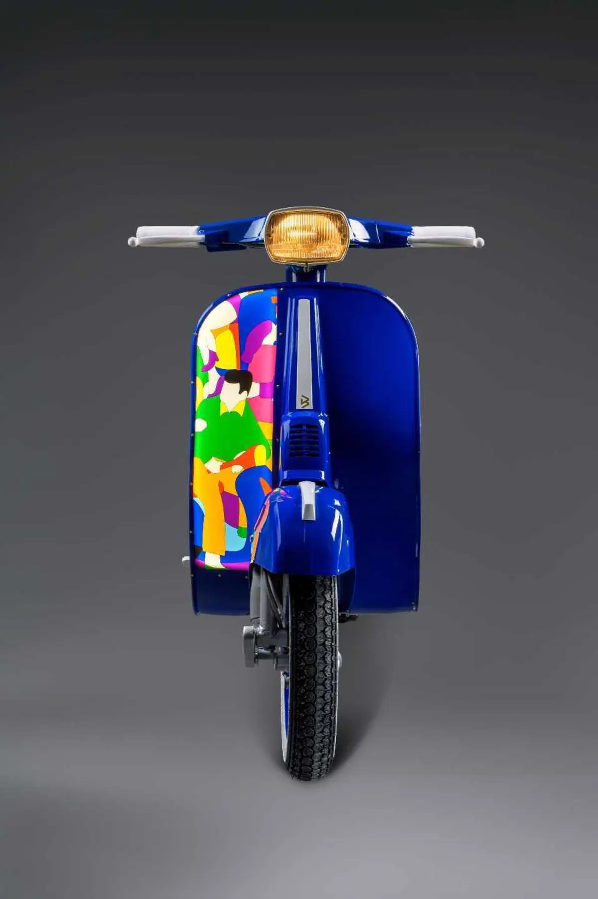 Icona in Luce, la Vespa diventa scultura luminosa alla Galleria Deodato (2)