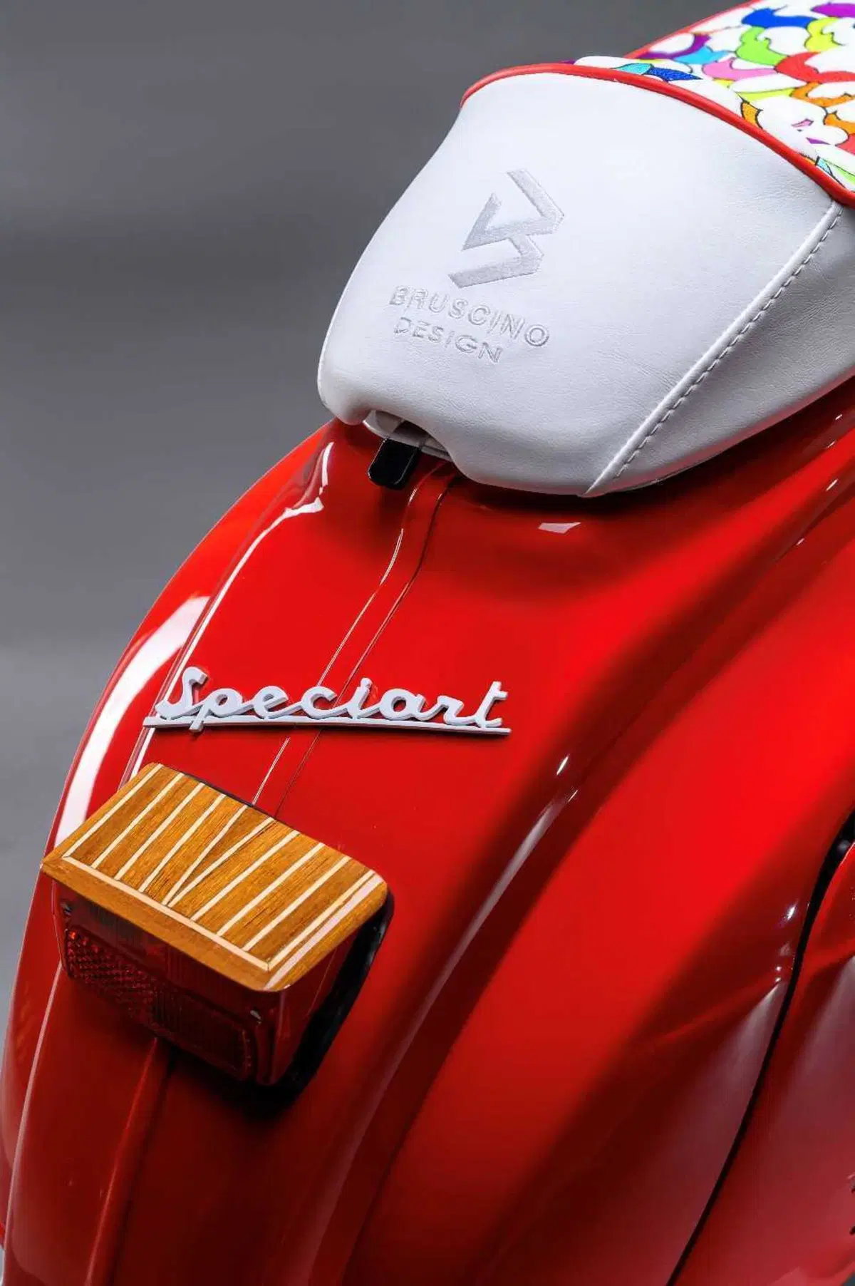 Icona in Luce, la Vespa diventa scultura luminosa alla Galleria Deodato (3)