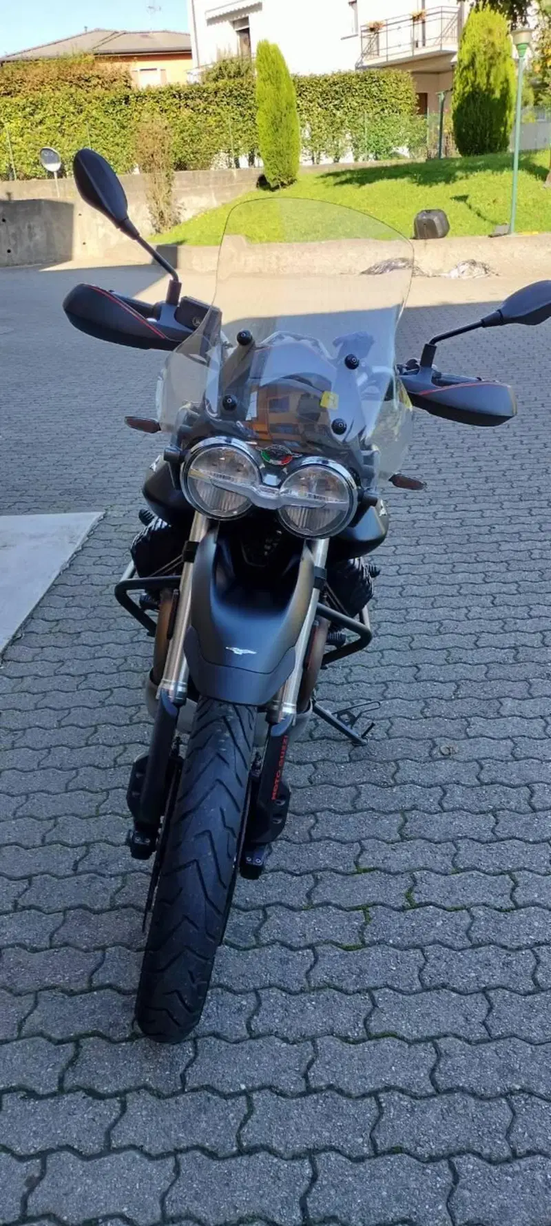 Moto Guzzi V85 TT Evocative Graphics (2021 - 23) (2)