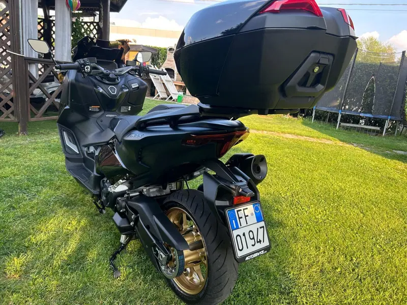 Yamaha T-Max 560 Tech Max (2022 - 24) (6)
