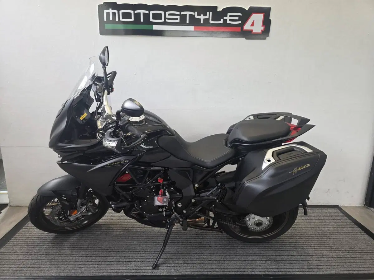 MV Agusta Turismo Veloce 800 Lusso SCS (2021 - 26) (2)
