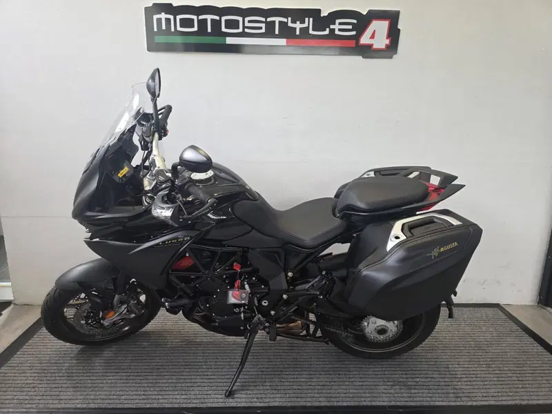 MV Agusta Turismo Veloce 800 Lusso SCS (2021 - 26) (2)