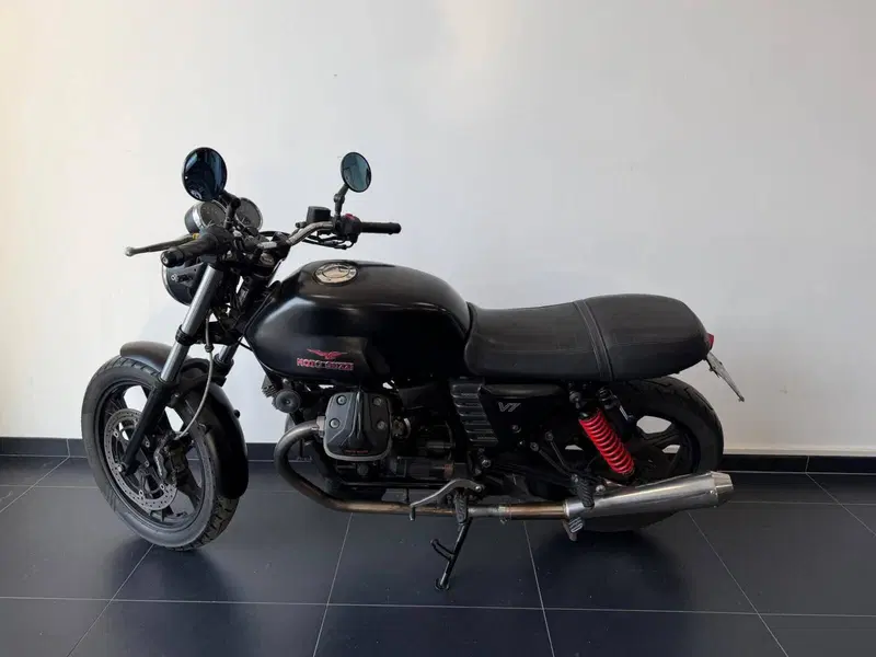 Moto Guzzi V7 Stone (2012 - 15) (2)
