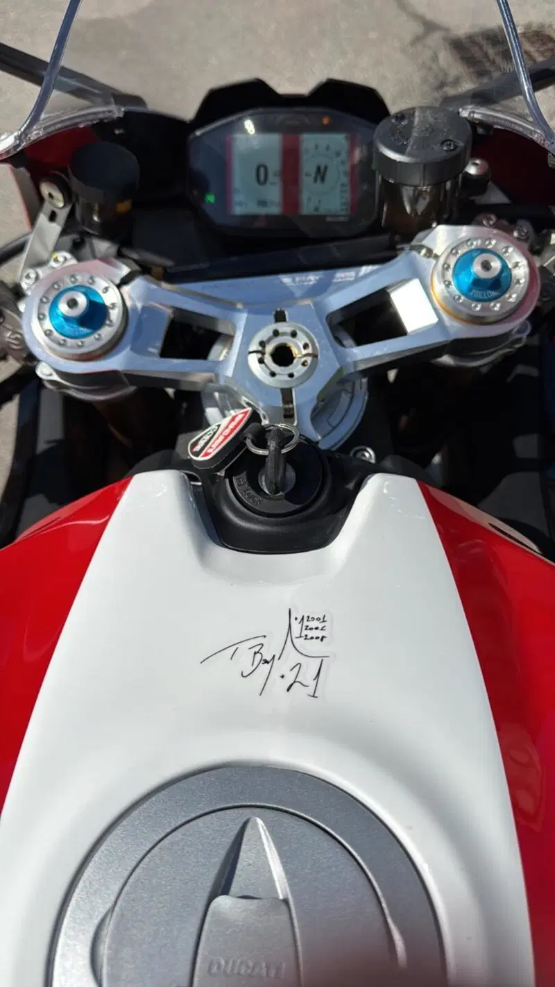 Ducati Panigale V2 Bayliss 1st Championship 20th Anniversary (2021 - 24) (4)