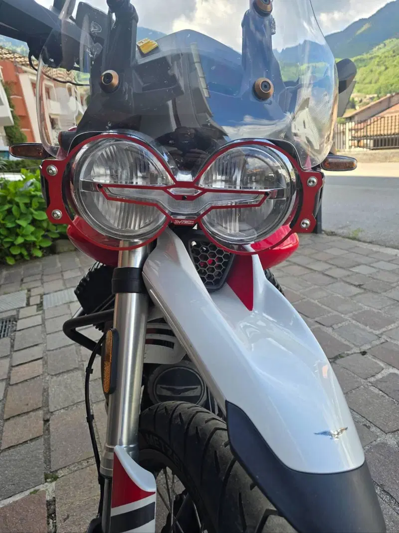 Moto Guzzi V85 TT Evocative Graphics (2019 - 20) (2)