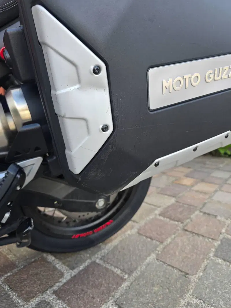 Moto Guzzi V85 TT Evocative Graphics (2019 - 20) (8)