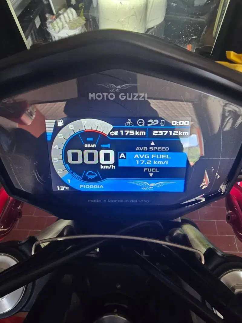 Moto Guzzi V85 TT Evocative Graphics (2019 - 20) (9)