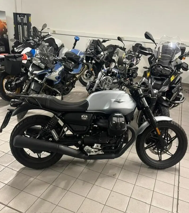 Moto Guzzi V7 Stone (2021 - 24)