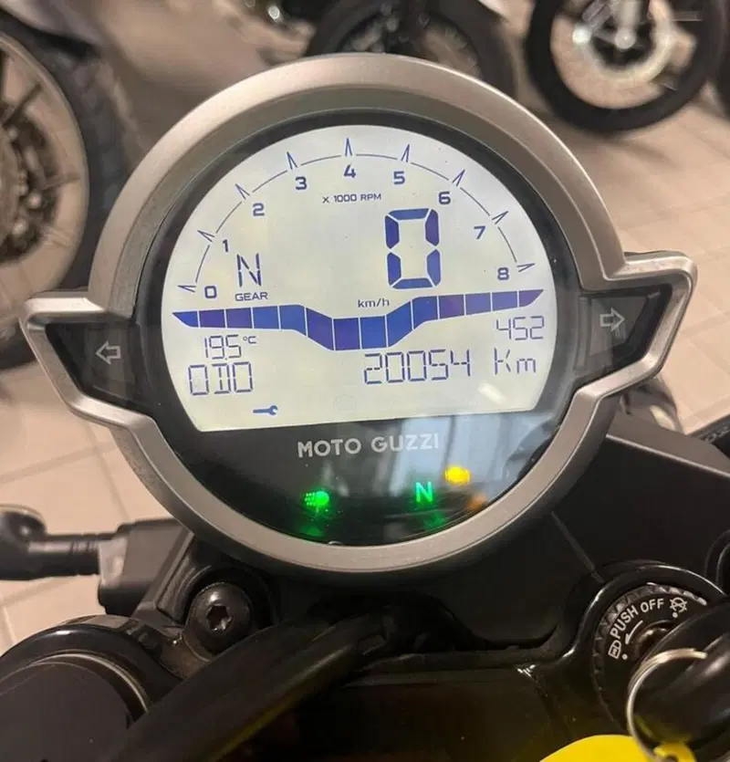 Moto Guzzi V7 Stone (2021 - 24) (7)