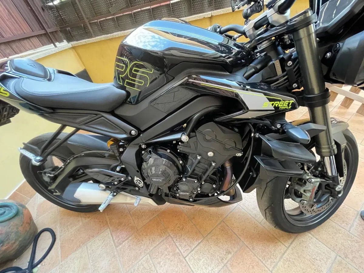 Triumph Street Triple 765 RS (2023 - 26) (2)