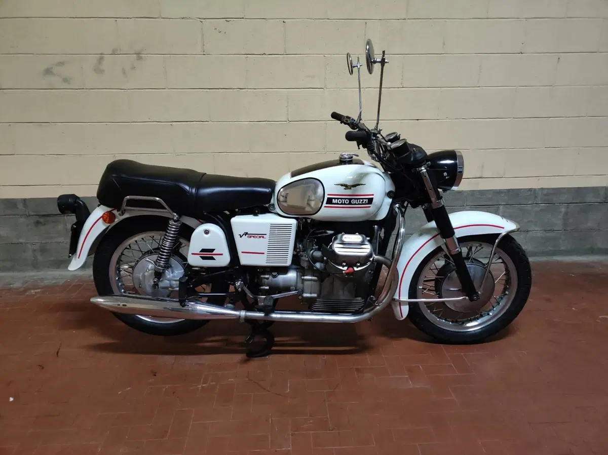 Moto Guzzi V7 750 special