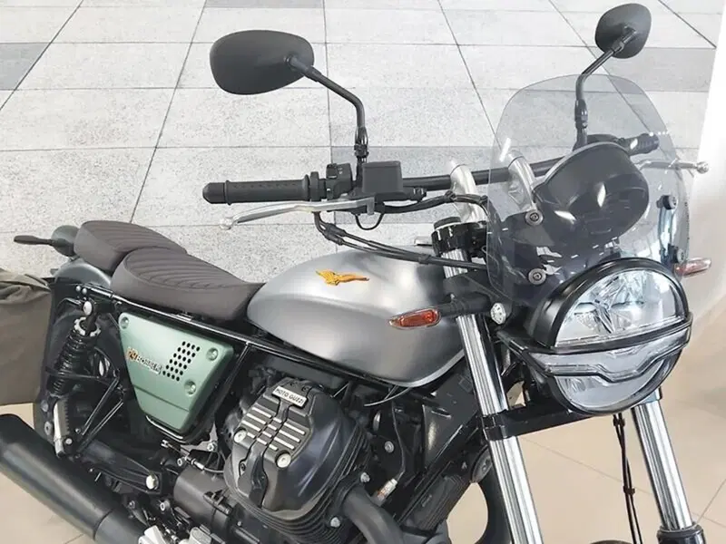 Moto Guzzi V9 Bobber Centenario (2021 - 22) (3)