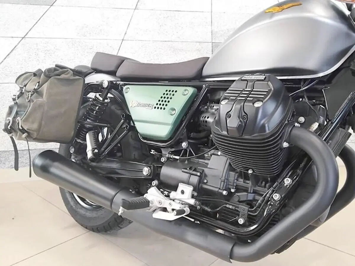 Moto Guzzi V9 Bobber Centenario (2021 - 22) (3)