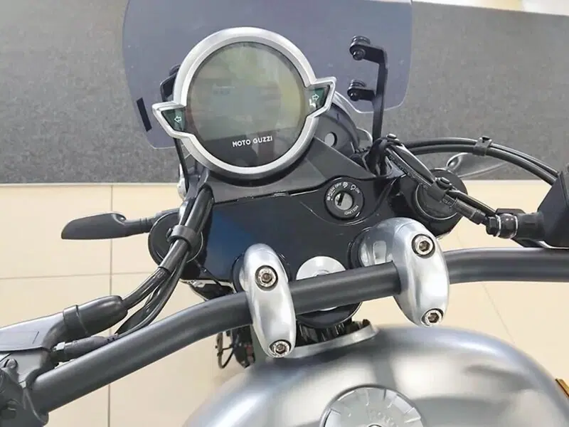 Moto Guzzi V9 Bobber Centenario (2021 - 22) (5)