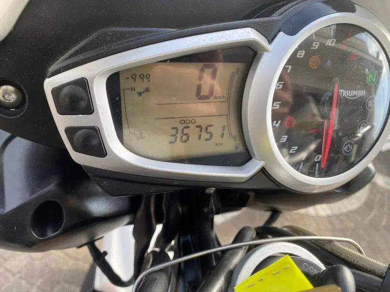 Triumph Speed Triple 1050 (2011 - 13) (3)