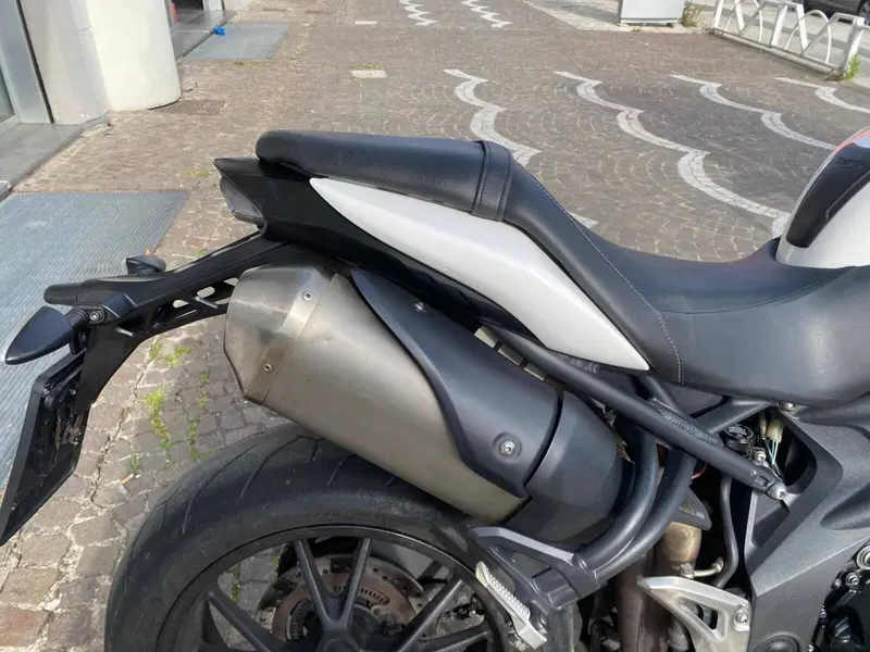 Triumph Speed Triple 1050 (2011 - 13) (10)