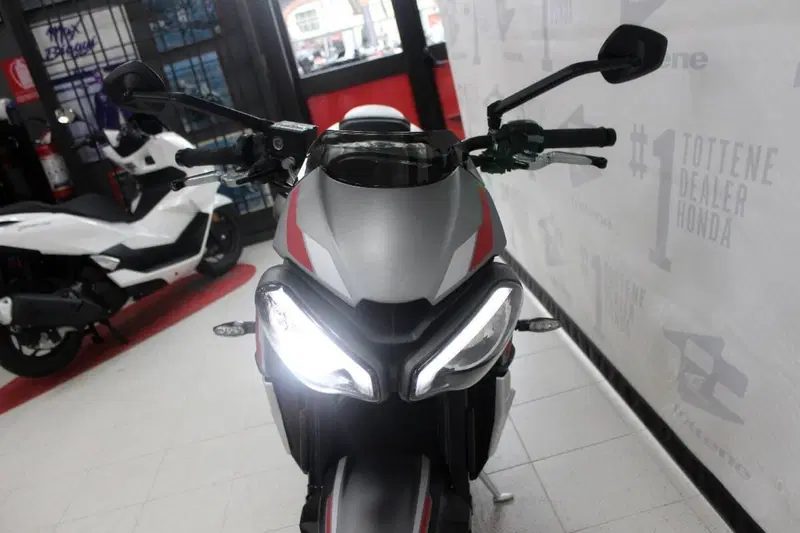 Triumph Street Triple R (2020 - 22) (4)