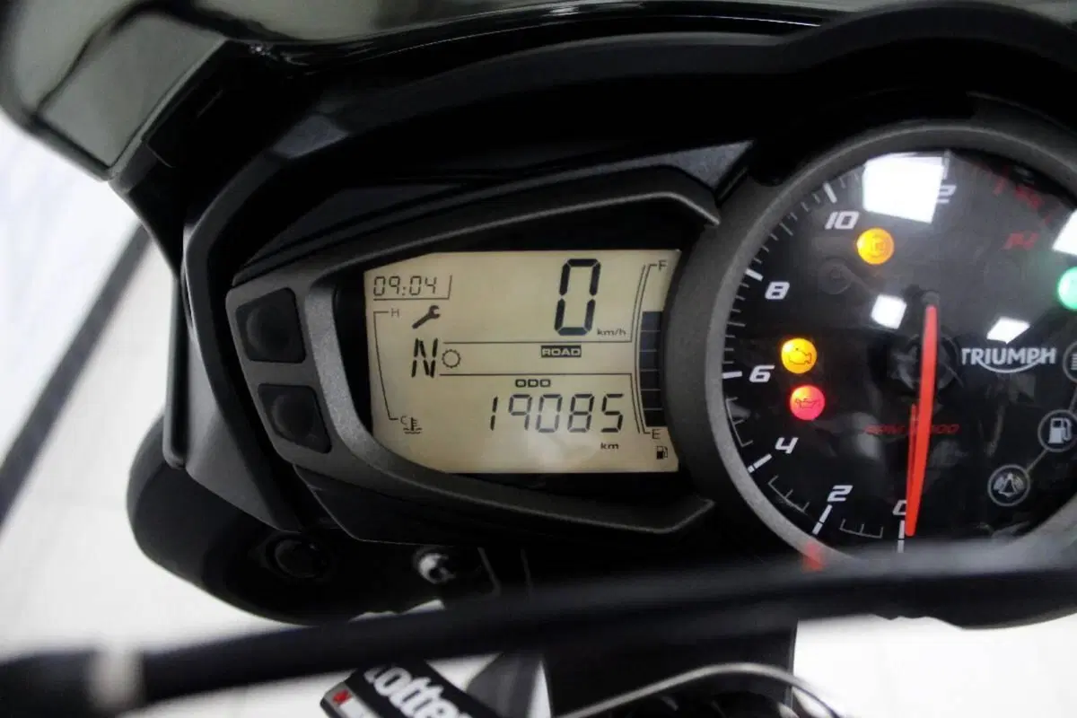 Triumph Street Triple R (2020 - 22) (6)