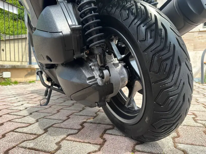Yamaha X-Max 300 Tech Max (2025 - 26) (9)