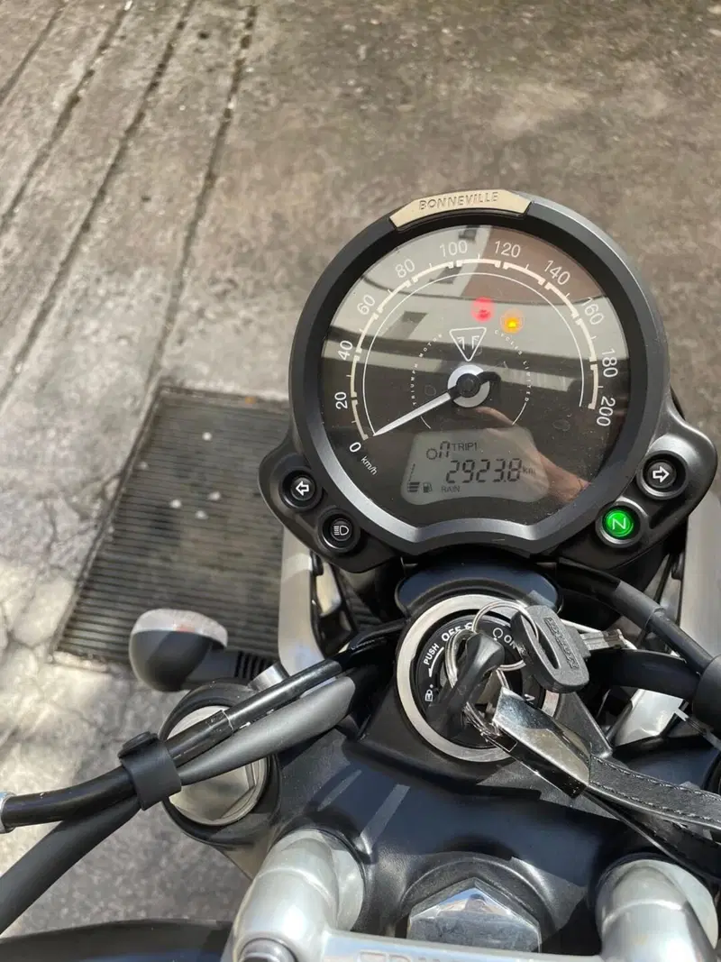 Triumph Street Twin 900 (2021 - 22) (4)