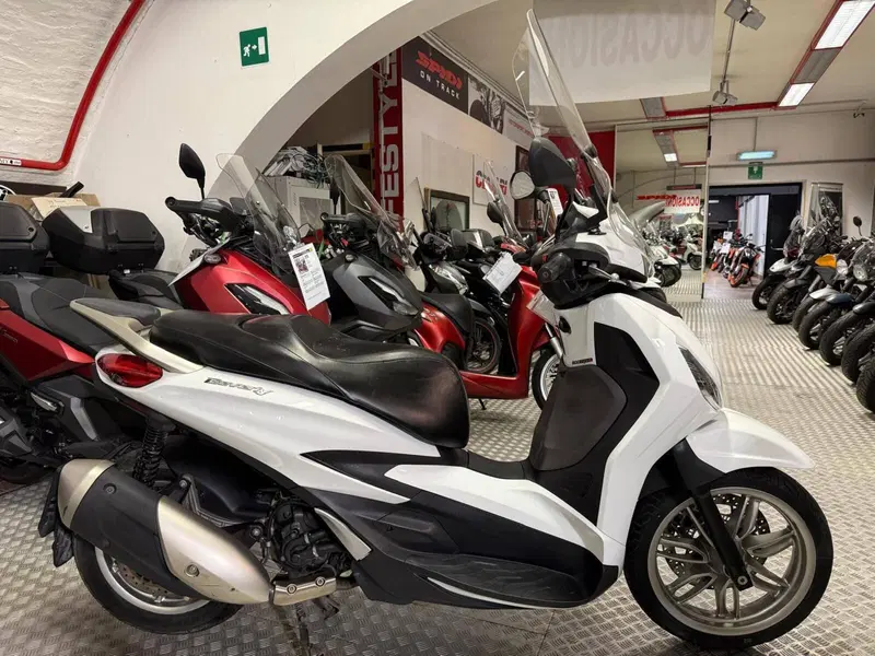 Piaggio Beverly 300 Hpe (2021)