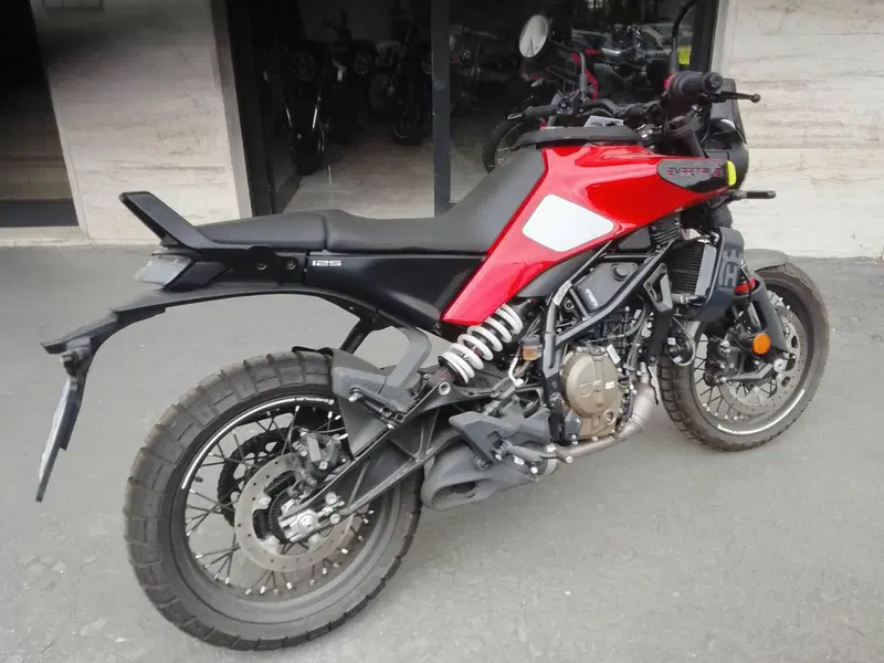 Husqvarna Svartpilen 125 (2024 - 26) (2)