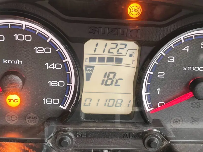 Suzuki Burgman 400 (2022 - 24) (3)