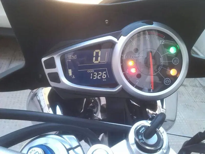 Triumph Speed Triple 1050 (2005 - 11) (4)