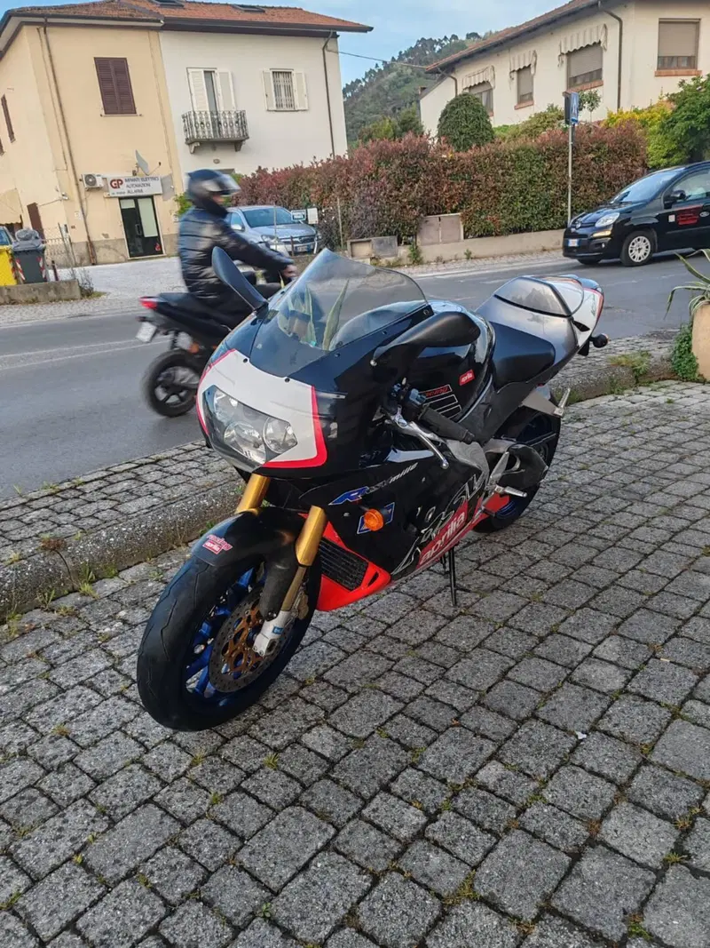 Aprilia Rsv Mille R (2)