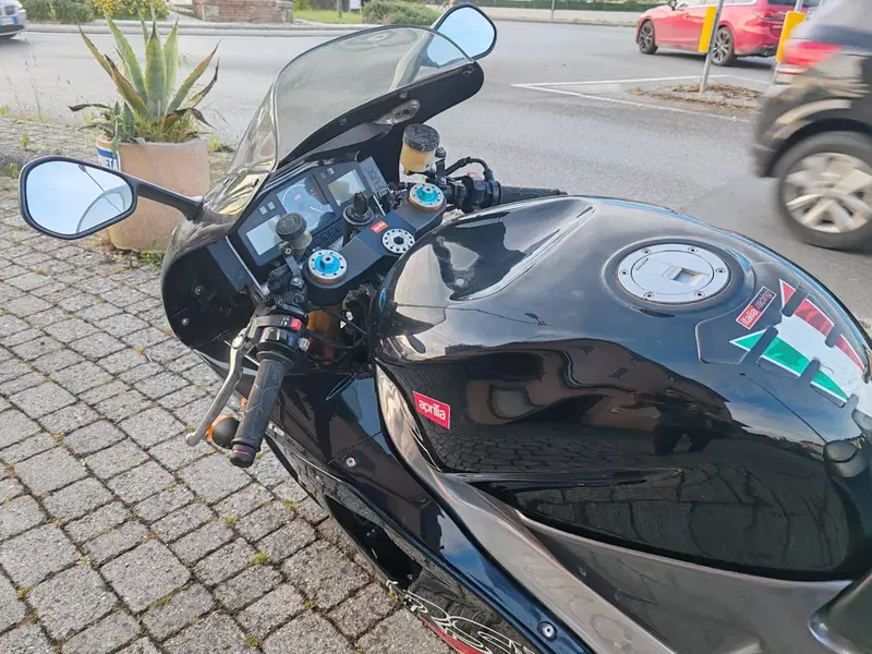 Aprilia Rsv Mille R (8)
