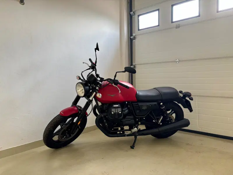 Moto Guzzi V7 III Stone (2017 - 20) (2)