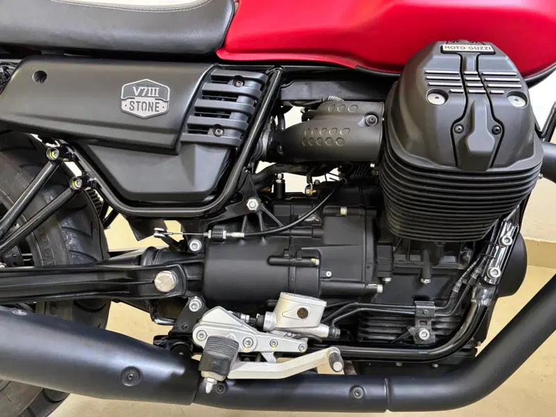 Moto Guzzi V7 III Stone (2017 - 20) (5)