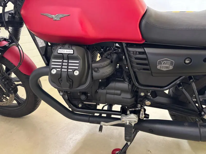Moto Guzzi V7 III Stone (2017 - 20) (6)