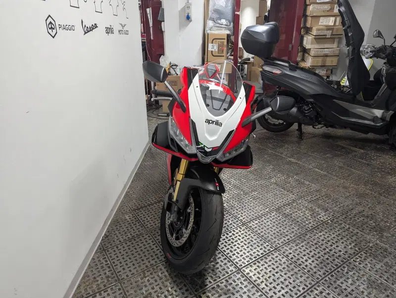 Aprilia RSV4 1100 Factory SE-09 SBK (2024) (2)