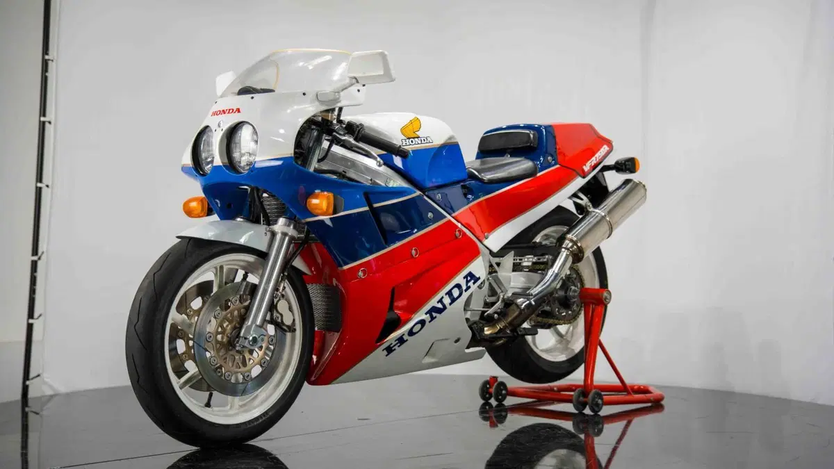 Honda VFR 750 RC30 (2)