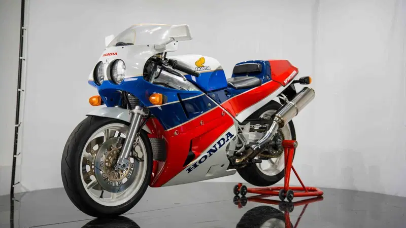 Honda VFR 750 RC30 (2)