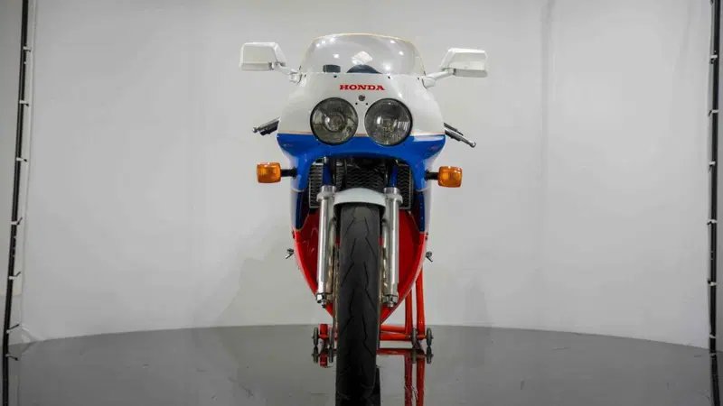 Honda VFR 750 RC30 (3)