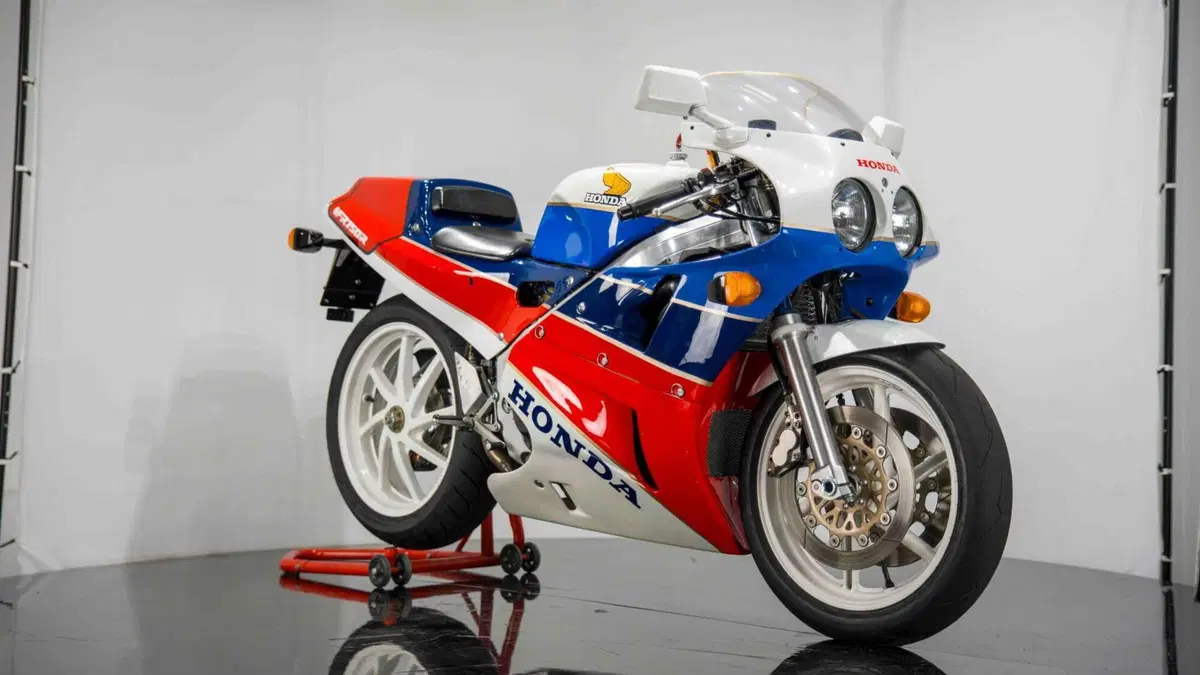 Honda VFR 750 RC30 (4)