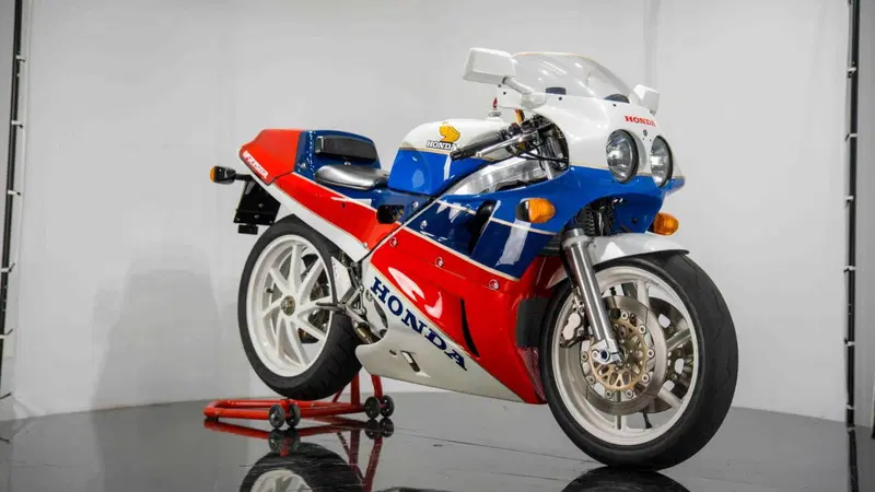 Honda VFR 750 RC30 (4)