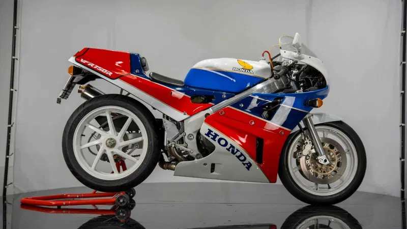 Honda VFR 750 RC30 (5)