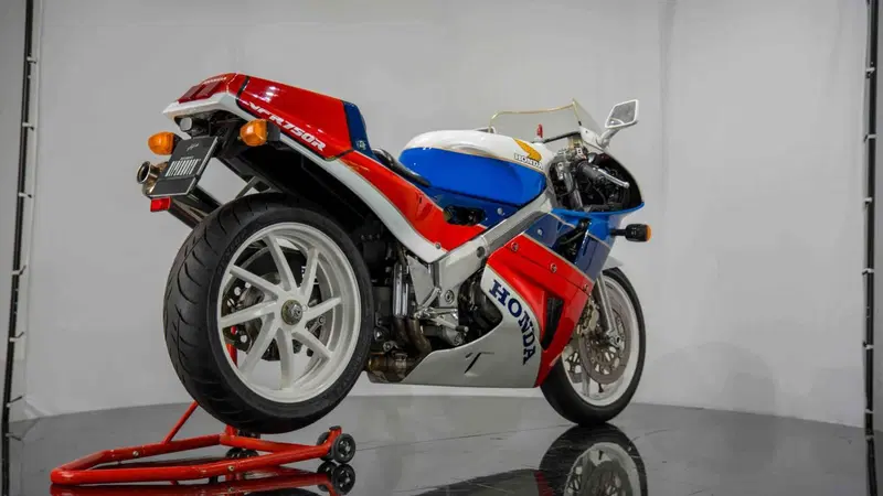 Honda VFR 750 RC30 (6)