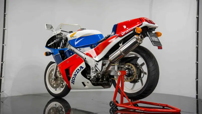 Honda VFR 750 RC30 (8)