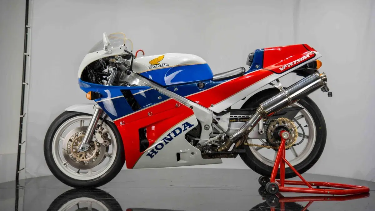 Honda VFR 750 RC30 (9)