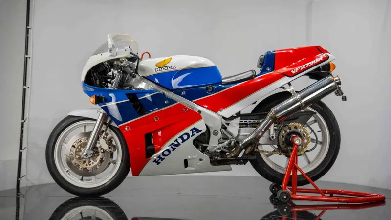 Honda VFR 750 RC30 (9)