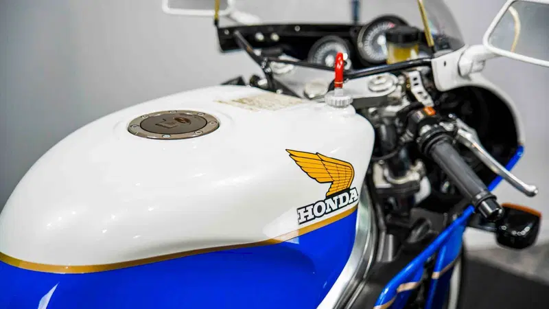 Honda VFR 750 RC30 (14)