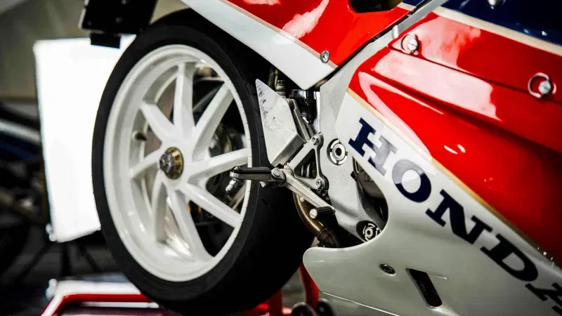 Honda VFR 750 RC30 (18)