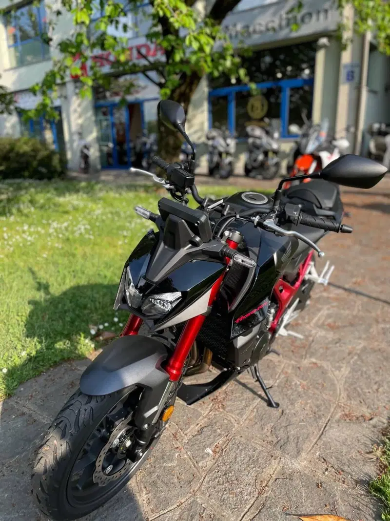 Honda CB 750 Hornet (2026) (3)