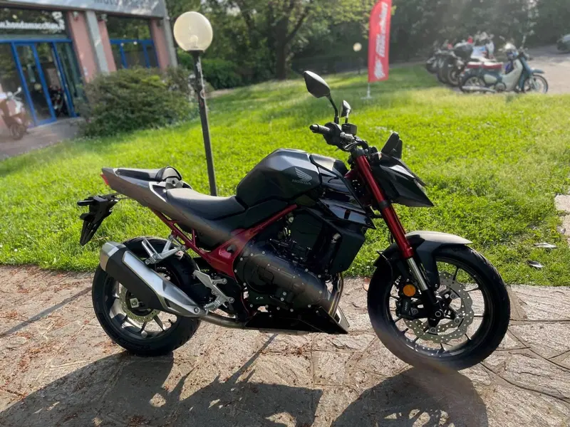 Honda CB 750 Hornet (2026) (5)