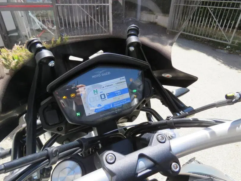 Moto Guzzi V85 TT (2021 - 23) (14)